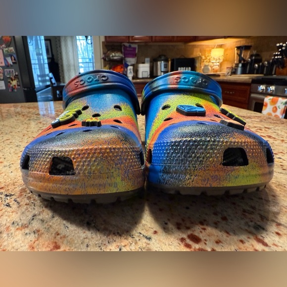 Crocs Black/Rainbow Clogs With Jibbitz Women’s 12/Men’s 10 New Without Tags - Picture 4 of 13